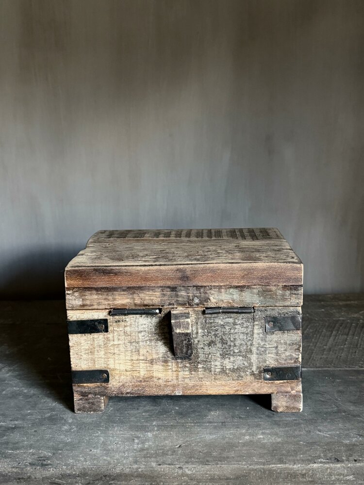Houten kistje oud hout | Houten kistje truckwood  A small