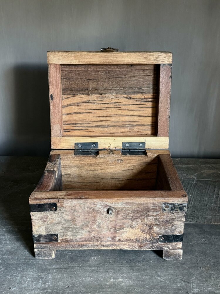 Houten kistje oud hout | Houten kistje truckwood  A small