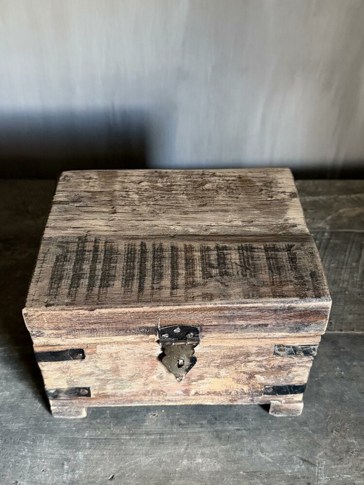 Houten kistje oud hout | Houten kistje truckwood  A small