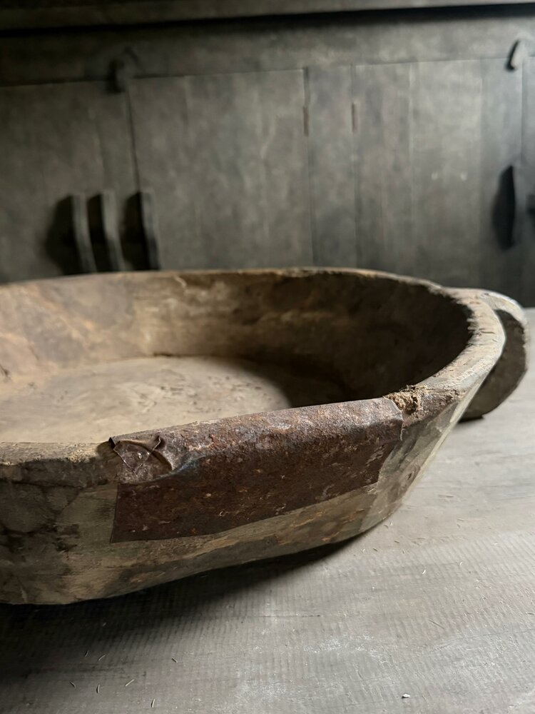 Grote houten rond schaal met handvat L Aura Peeperkorn B