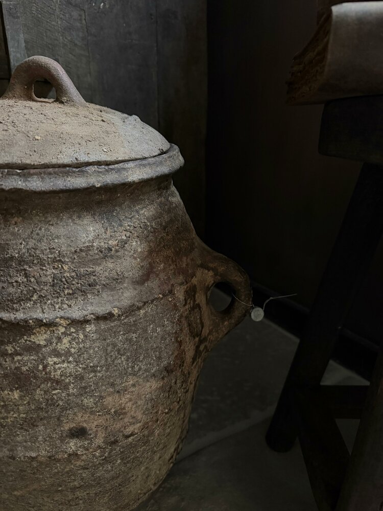 Antieke Marokkaanse Berber pot op standaard Hoffz