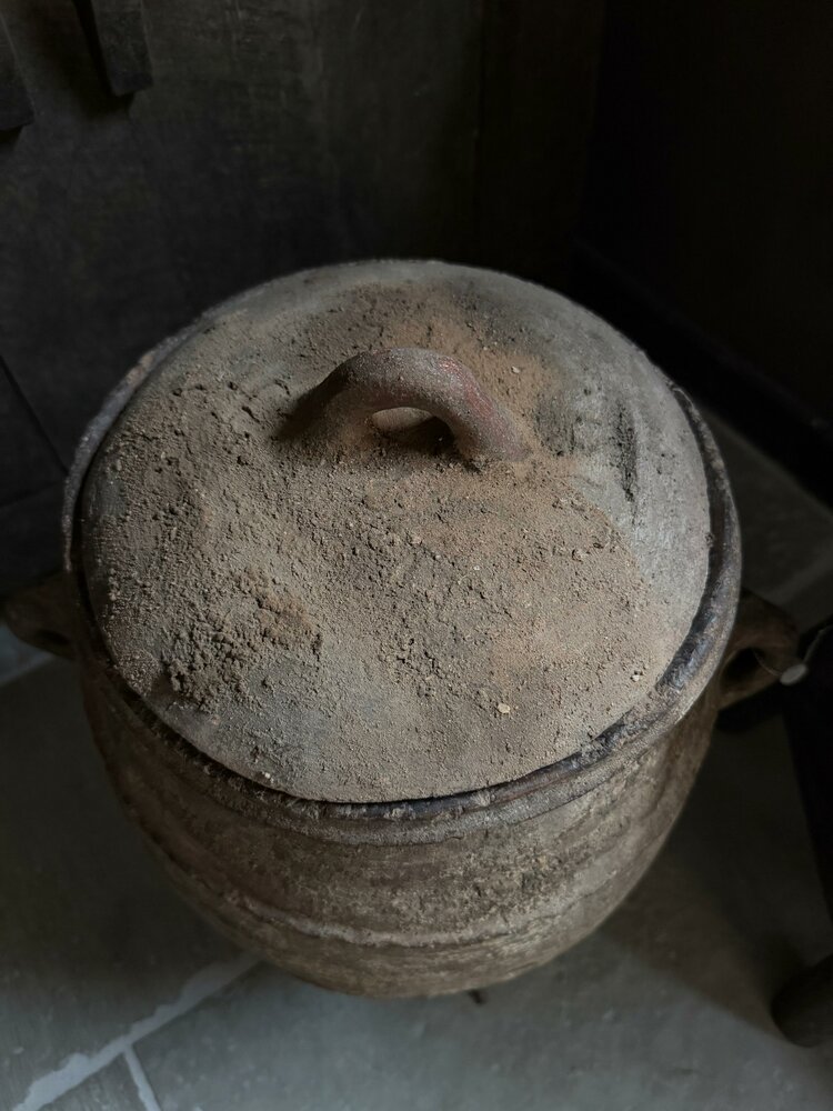 Antieke Marokkaanse Berber pot op standaard Hoffz