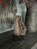 Ornament houtsnijwerk op standaard E