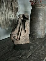 Ornament houtsnijwerk op standaard E