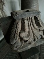 Ornament houtsnijwerk op standaard E