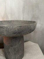 Hoge schaal op voet Candra