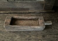 Oude houten vijzel met handvat | Oud houten bakje met handvat  A
