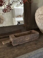 Oude houten vijzel met handvat | Oud houten bakje met handvat  A