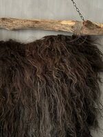 Schapenvacht aan stok|  Vacht wandhanger aan stok bruin XL