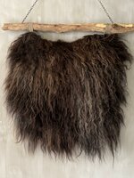Schapenvacht aan stok|  Vacht wandhanger aan stok bruin XL