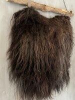 Schapenvacht aan stok|  Vacht wandhanger aan stok bruin XL