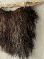 Schapenvacht aan stok|  Vacht wandhanger aan stok bruin XL