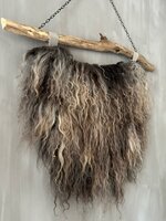 Schapenvacht aan stok|  Vacht wandhanger aan stok gem&ecirc;leerd