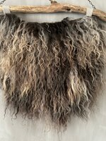 Schapenvacht aan stok|  Vacht wandhanger aan stok gem&ecirc;leerd