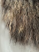 Schapenvacht aan stok|  Vacht wandhanger aan stok gem&ecirc;leerd