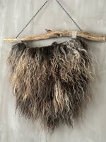 Schapenvacht aan stok|  Vacht wandhanger aan stok gem&ecirc;leerd