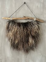 Schapenvacht aan stok|  Vacht wandhanger aan stok gem&ecirc;leerd