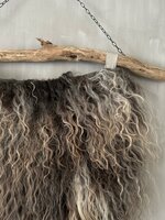 Schapenvacht aan stok|  Vacht wandhanger aan stok gem&ecirc;leerd