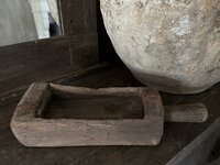 Oude houten vijzel met handvat | Oud houten bakje met handvat  F