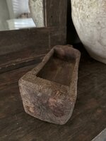 Oude houten vijzel met handvat | Oud houten bakje met handvat  F