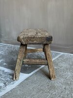 Oud klein krukje | oud vensterbank krukje B