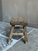 Oud klein krukje | oud vensterbank krukje B