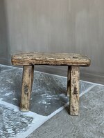 Oud klein krukje | oud vensterbank krukje B