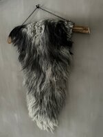 Schapenvacht aan stok|  Vacht wandhanger aan stok grijs-zwarr