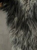 Schapenvacht aan stok|  Vacht wandhanger aan stok grijs-zwarr