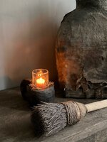 Oud doorleefde vijzel met handvat B