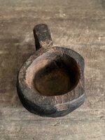 Oud doorleefde vijzel met handvat B
