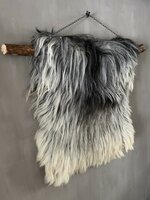 Schapenvacht aan stok|  Vacht wandhanger aan stok XL zwart-grijs-wit