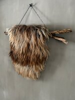 Schapenvacht aan stok|  Vacht wandhanger aan stok roest-bruin