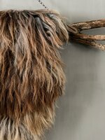 Schapenvacht aan stok|  Vacht wandhanger aan stok roest-bruin