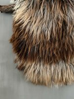 Schapenvacht aan stok|  Vacht wandhanger aan stok roest-bruin