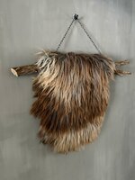 Schapenvacht aan stok|  Vacht wandhanger aan stok roest-bruin