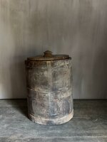 Oude houten pot met deksel A