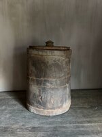 Oude houten pot met deksel A