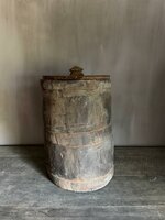 Oude houten pot met deksel A