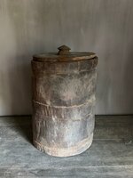 Oude houten pot met deksel A