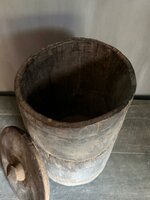 Oude houten pot met deksel A