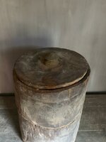 Oude houten pot met deksel A