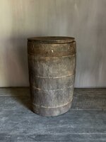Oude houten pot met deksel B