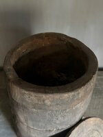 Oude houten pot met deksel B
