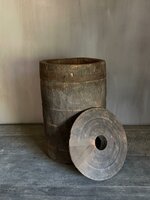 Oude houten pot met deksel B