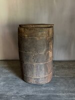 Oude houten pot met deksel B