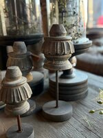 Ornament op voet L Aura Peeperkorn