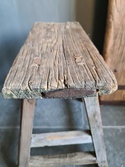 Oud houten kruk E