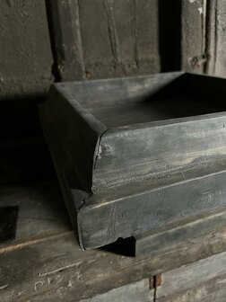 Plateau op voet/ tray op voet hout vierkant