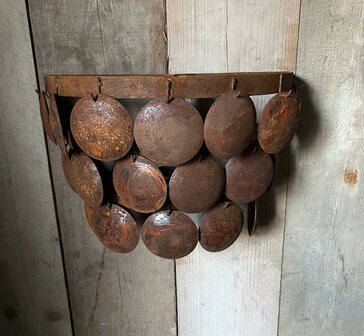 Schijfjeslamp roest voor aan de wand